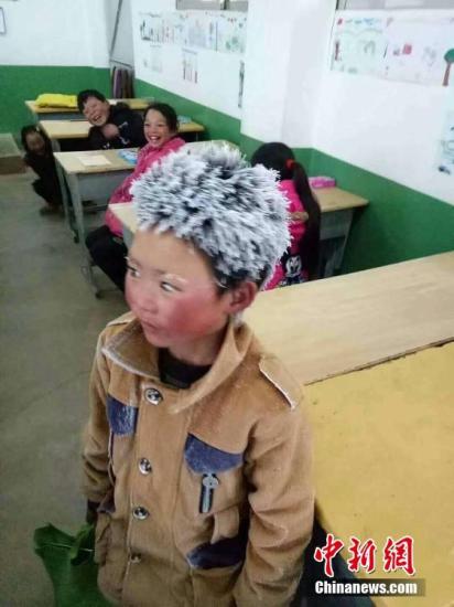 资料图：“冰花男孩”。图片来源：视觉中国
