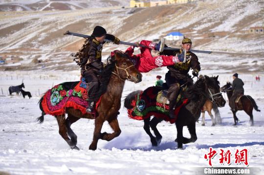 特克斯县是哈萨克族人口相对集中的区域。图为雪地展演马术。特克斯县委宣传部供图