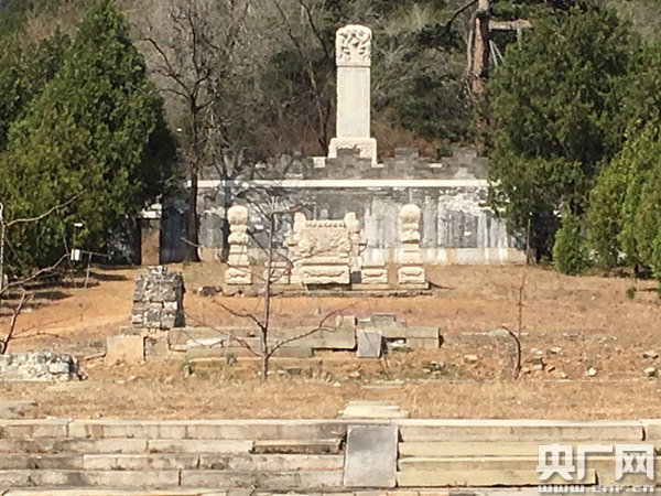 明十三陵一对石烛台失踪半