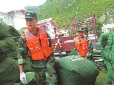 九寨沟地震最美逆行者:只