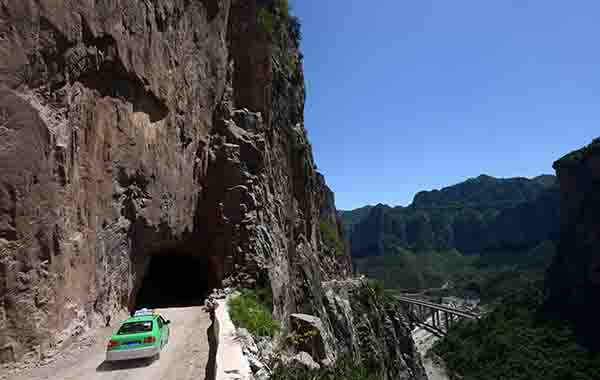 太行山“挂壁公路”