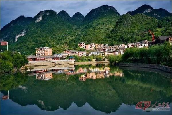 贵州盘州娘娘山温泉度假小镇。几年前还是边远贫困区的娘娘山区，随着温泉度假小镇、天鹅湖湿地公园等的相继建成，正逐步发展成为“三变”＋特色农业＋山地旅游＋特色城镇的热门旅游目的地。摄影 董芳/人民画报