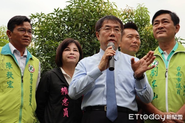 ▲台南市長參選人黃偉哲等人，宣布在溪北推廣無毒的生態農業，透過對環境友善的耕作方式，為台南市民做食品安全的把關。（圖／記者林悅翻攝，下同）