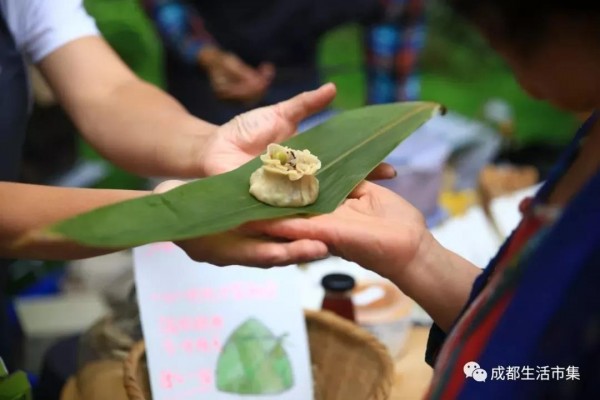 市集提倡环保，餐具别出心裁