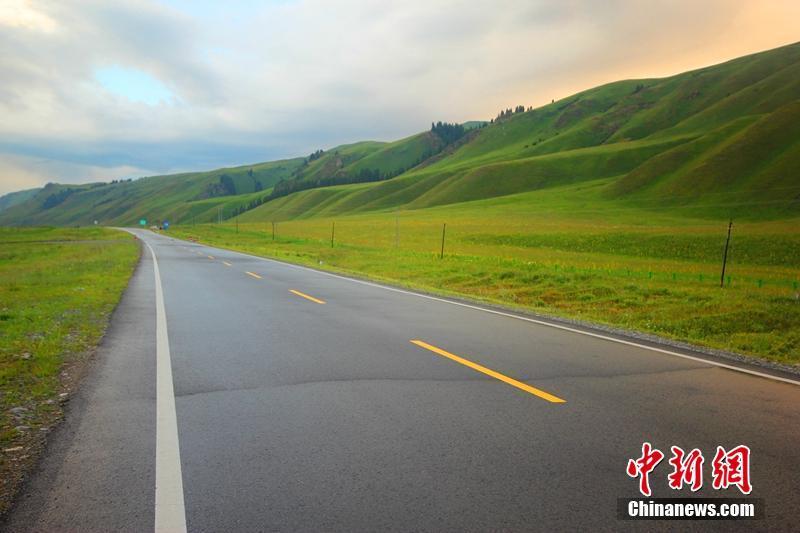 　　7月末，从新疆独山子出发，走独库公路，自驾穿越天山到库车，2天时间，历经从荒漠戈壁到雪山草原，从雨雪河湖到丹霞深谷，感受冰与火的碰撞，烈焰与湖水的变幻。一日看四季，十里不同天，一步一景，宛若步入仙境。独库公路，是国道217线新疆独山子到库车段公路，全长500余公里，是连接新疆南北疆的一条重要干线。为了修建这条公路，数万名官兵奋战10年，其中有168名筑路官兵献出了宝贵的生命。使得南北疆路程由原来的1000多公里缩短了近一半，堪称是中国公路建设史上的一座丰碑。每年的七、八、九月份正是行走独库公路最美的季节。汪铁锁 摄