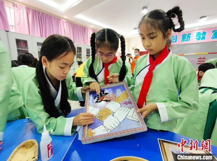 图为小学生制作中药叶画。　黄艳梅 摄