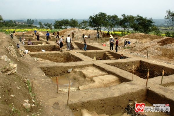 高庙遗址出土陶器（杨锡建 摄）