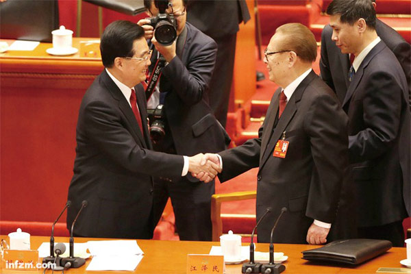 政治局会议审议规范党和国家领导人待遇等文件