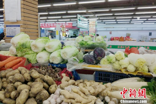 超市里的蔬菜。<a target='_blank' href='http://www.chinanews.com/' _fcksavedurl='http://www.chinanews.com/' _fcksavedurl='http://www.chinanews.com/' ></table>中新网</a>记者 李金磊 摄