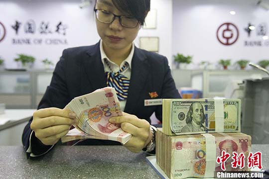资料图：山西太原，银行工作人员正在清点货币。 <a target='_blank' href='http://www.chinanews.com/' _fcksavedurl='http://www.chinanews.com/'></table>中新社</a>记者 张云 摄