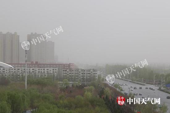 4月17日，宁夏银川出现沙尘天气，天地一片昏黄。