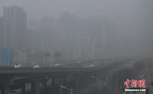 资料图:石家庄市区笼罩在雾霾中。中新社记者 翟羽佳 摄