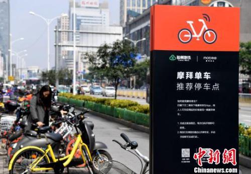 资料图:设立在福州地铁一号线茶亭站的共享单车推荐停车点。 张斌 摄