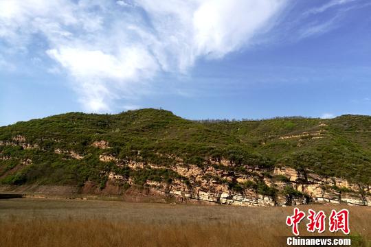 图为陕西铜川石川河二叠系-三叠系野外露头。　田力　摄