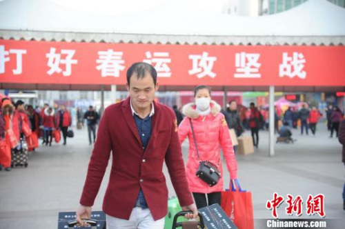 资料图：农民工返乡大潮。张强 摄