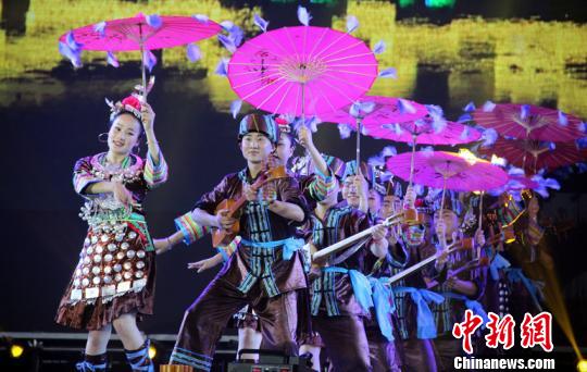 开幕式上极具民族文化特色的文艺演出。　卢文伟 摄