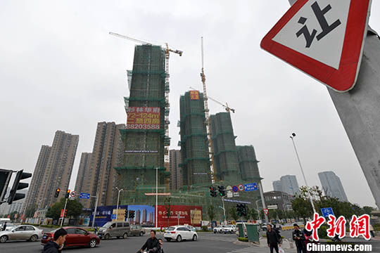 资料图：一处商品房在建中。 <a target='_blank' href='http://www.chinanews.com/' _fcksavedurl='http://www.chinanews.com/' _fcksavedurl='http://www.chinanews.com/'>中新社</a>记者 吕明 摄