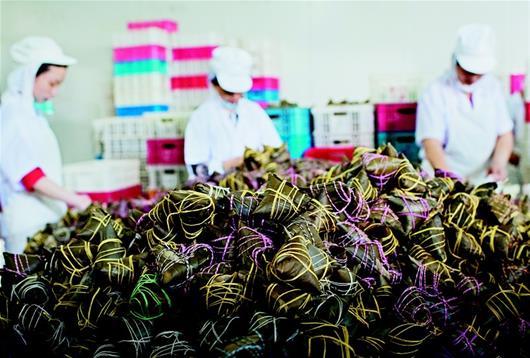 图文：90后包粽工一天要包上千个