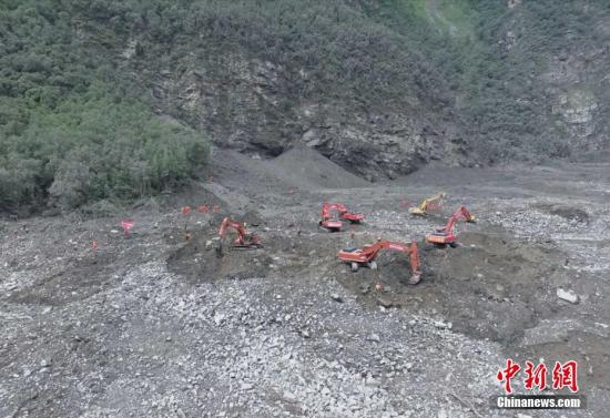 6月25日，航拍四川茂县山体垮塌救援现场。 <a target='_blank' href='http://www.chinanews.com/' _fcksavedurl='http://www.chinanews.com/' _fcksavedurl='http://www.chinanews.com/'/>?</p></table>中新社</a><p>　　记者 刘忠俊 摄