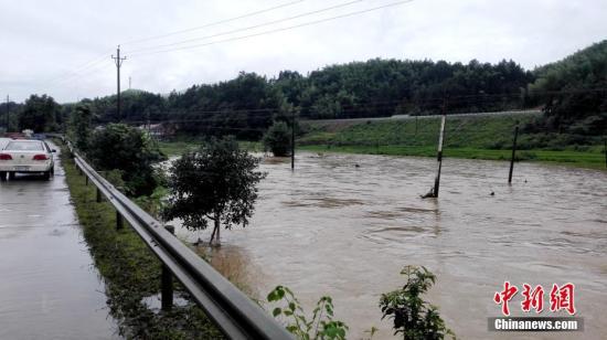 入汛以来，湖南多地先后降下暴雨。6月22日开始，湖南桃江县遭遇今年最强降雨，加之上游水库泄洪，资江桃江段水位连日来持续上涨，造成多地被洪水浸没。 王鹏 摄