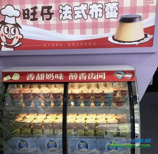 图为旺旺集团展位上的美食展示。.jpg