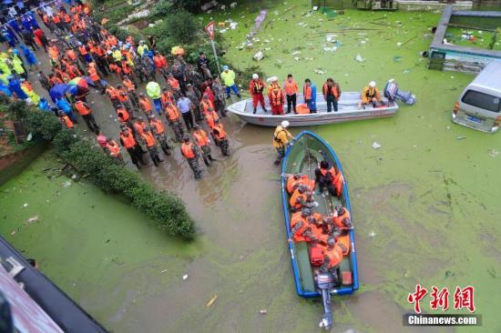 6月26日，受持续暴雨影响，浙江兰溪汛情严重，浙江省绍兴军分区迅速集结越城区柯桥区诸暨市应急分队，跨区救援兰溪。中新社发 夏先龙 摄