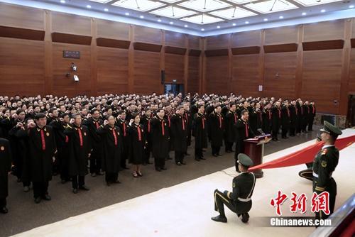 7月3日上午，最高人民法院举行首批员额法官宪法宣誓仪式。最高人民法院院长、中华人民共和国首席大法官周强领誓。图为活动现场。中新社记者 李慧思 摄