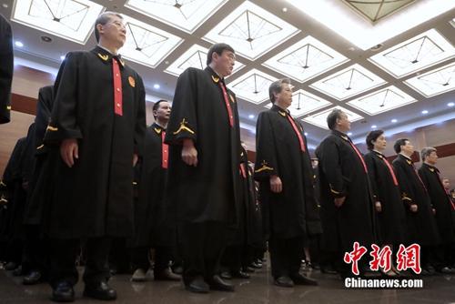 7月3日上午，最高人民法院举行首批员额法官宪法宣誓仪式。最高人民法院院长、中华人民共和国首席大法官周强领誓。图为活动现场。中新社记者 李慧思 摄