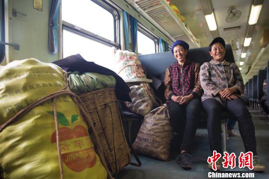 穿行大凉山的“扶贫列车”