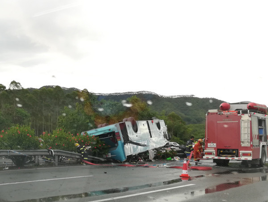 广河高速龙门段一客车翻车 已致19人死亡