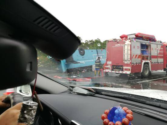 广河高速龙门段一载44人客车翻车 已致19人死亡