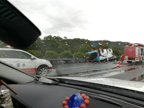 广河高速龙门段一载44人客车翻车 已致19人死亡
