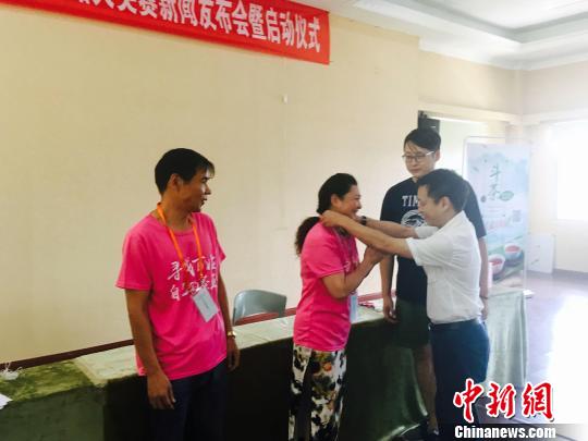 10日，授奖给选对周茶王的大众评委。　张丽君 摄
