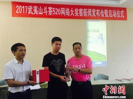 10日，周冠军产生。　张丽君 摄
