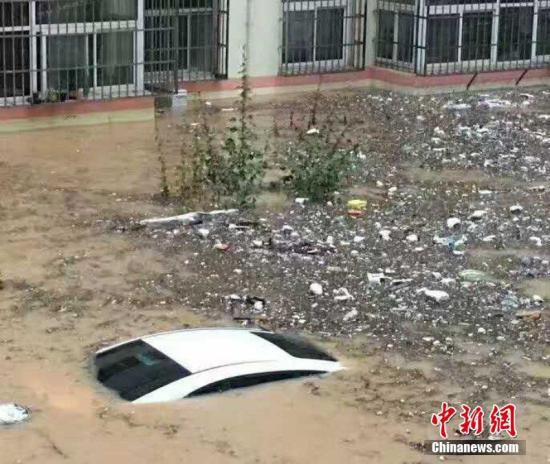 陕西榆林绥德暴雨引发水灾 汽车被大水淹没 。绥德县委宣传部 供图
