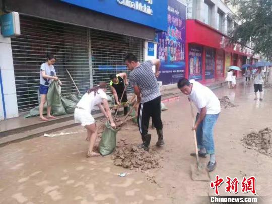 图为清理街道淤泥。　子洲县委宣传部供图