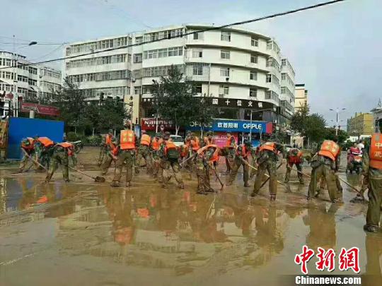 图为清理淤泥。　子洲县委宣传部供图