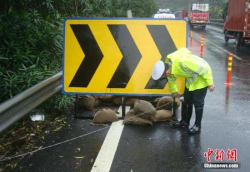 高速交警正在对高速路面上的标识进行加固（资料图）。中新社发 丁锡舰 摄