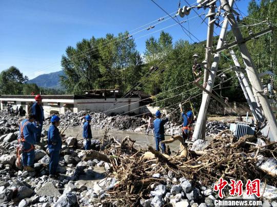图为灾后抢修基础设施。目前，道路、电网等全部已恢复。　刘二银 摄