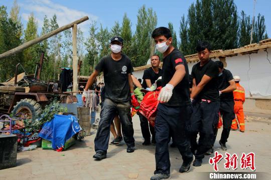 转移灾民的衣物及床上用品。　田向东 摄