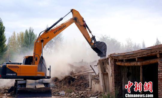 彻底拆除坍塌的房屋，为重建家园做准备。　田向东 摄