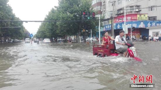 资料图：8月18日晚间至19日上午，河南漯河市遭遇特大暴雨。 利俊峰 摄